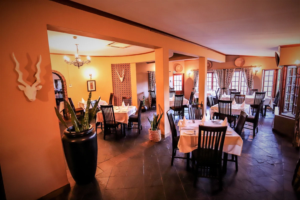 Mantenga Lodge restaurant 001.webp