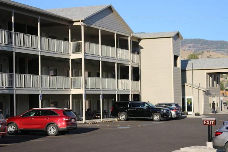 Yellowstone Big Rock Inn buitenkant.webp