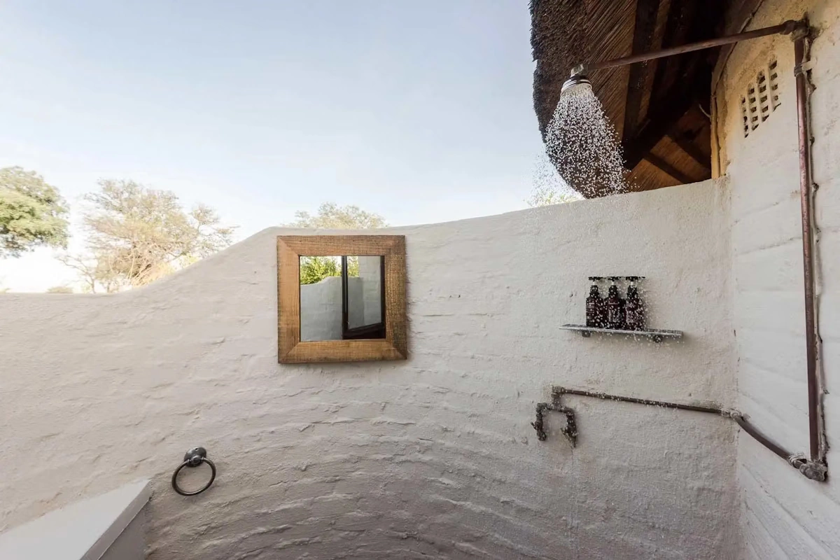 Africa On Foot badkamer buiten 001.webp