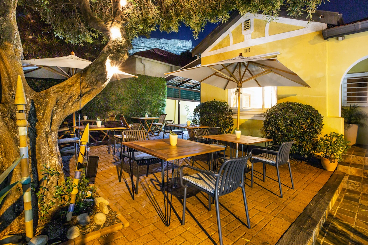 Toms Guest House terras buiten 002.webp