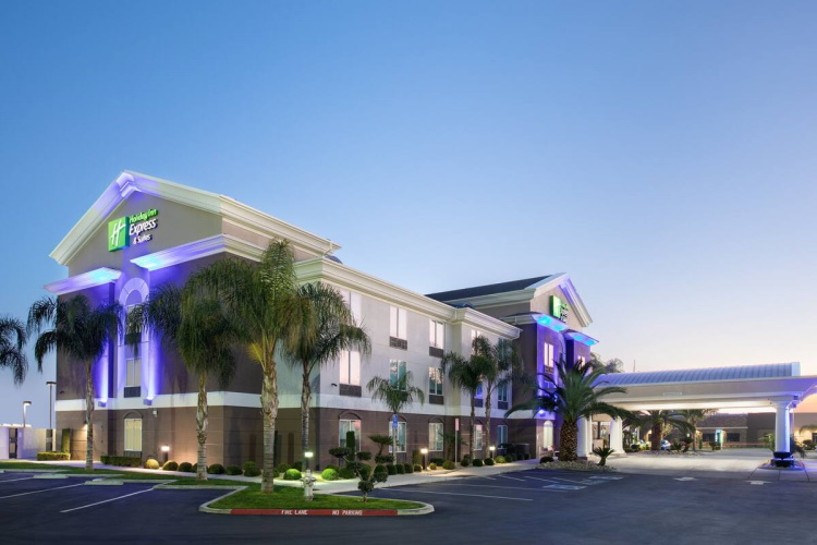 holiday inn express & suites chowchilla yosemite park area voorkant.jpg
