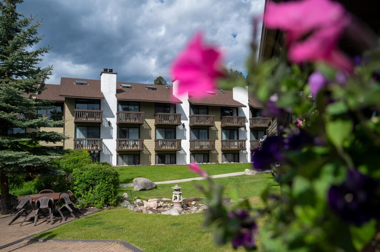 Jasper Inn and Suites tuin.webp