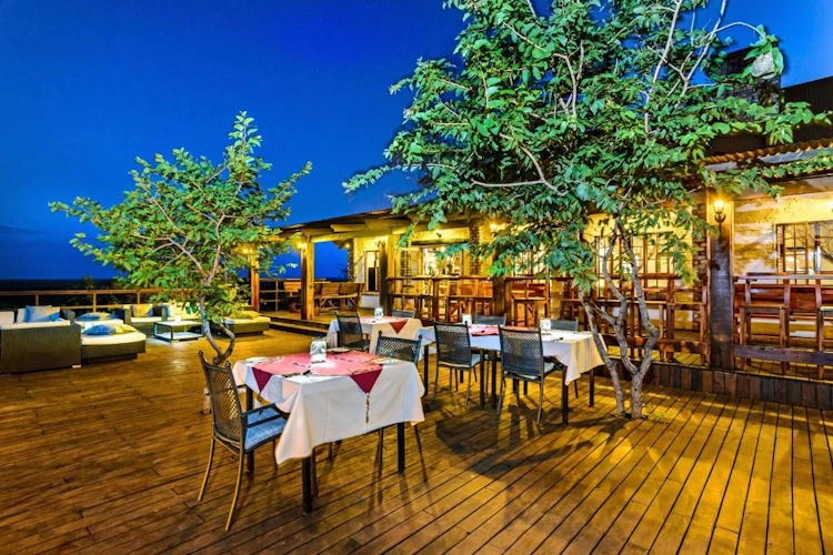 etosha safari lodge buiten eten.webp