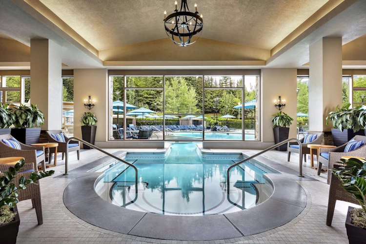 fairmont chateau whistler zwembad binnen en buiten.webp