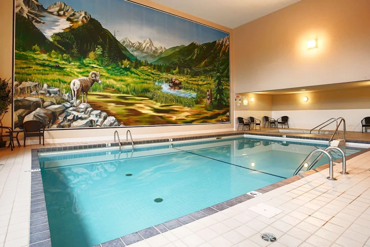 prestige inn radium hot springs binnenzwembad.webp