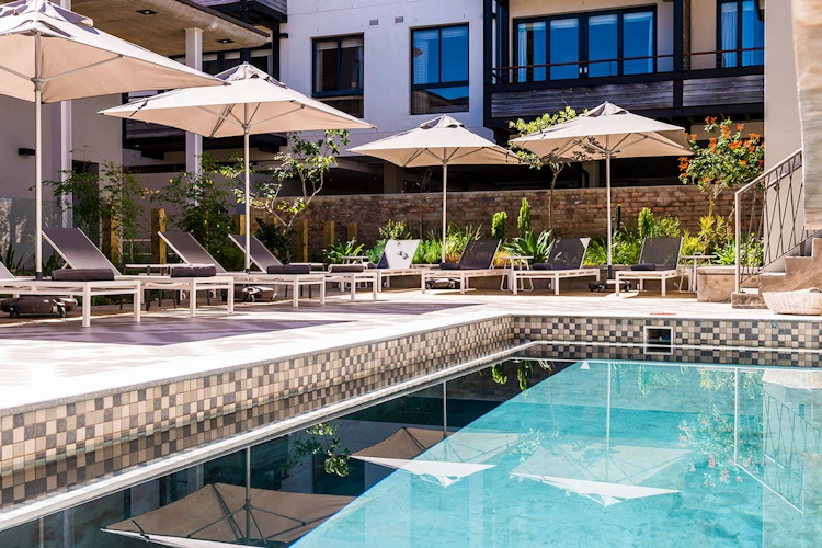 The Rex Hotel zwembad met terras.webp