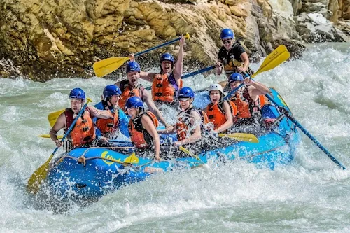 Rafting - CanadaPlus - © banffadventures