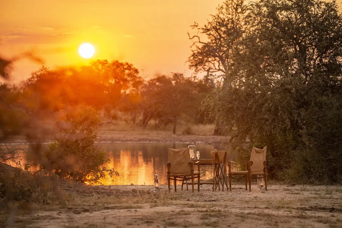 Africa On Foot badkamer zonsondergang safari.webp