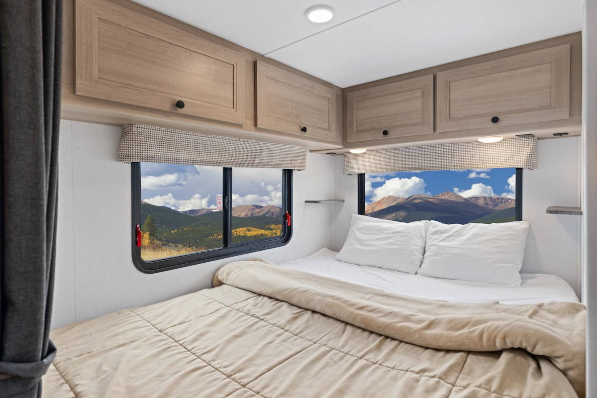 RoadBearRV_USA_SVC_Super Van_007Super-Van-Camper_Interior_004.webp