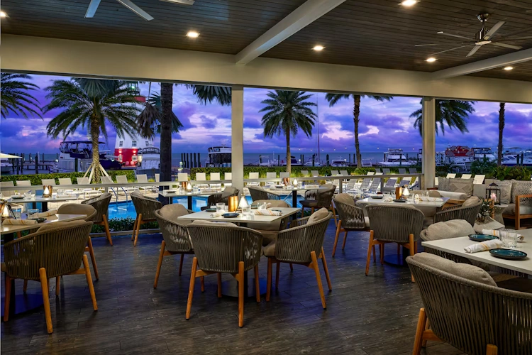 Faro Blanco Resort and Yacht Club terras buiten.webp