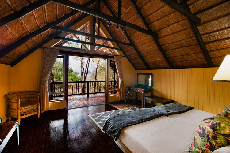 Hluhluwe River Lodge chalet binnen.webp