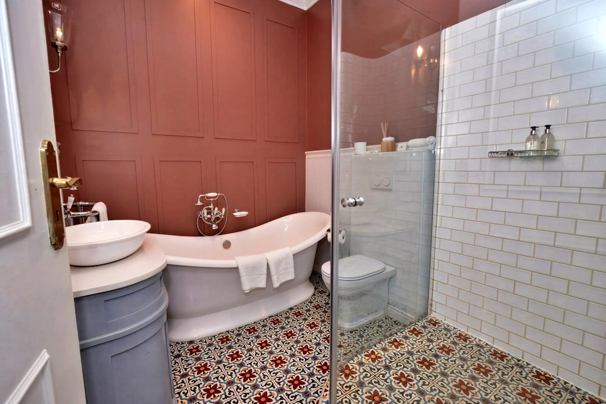 Parkes Manor kamer 3 lagoon facing badkamer.webp
