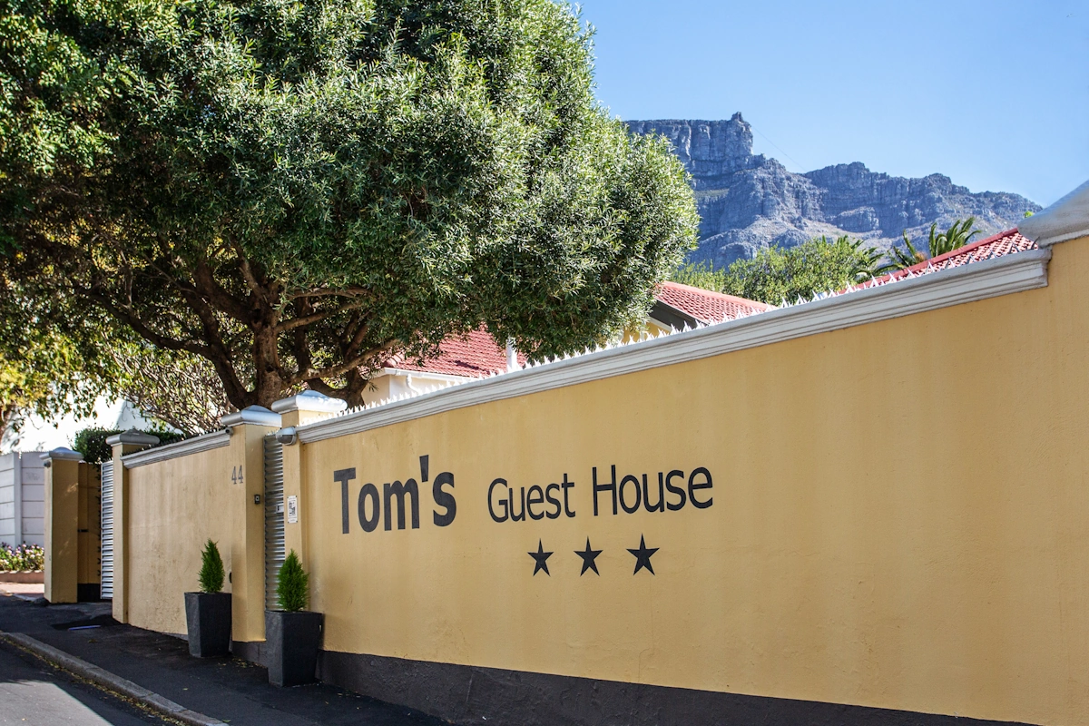 Toms Guest House buitenkant.webp