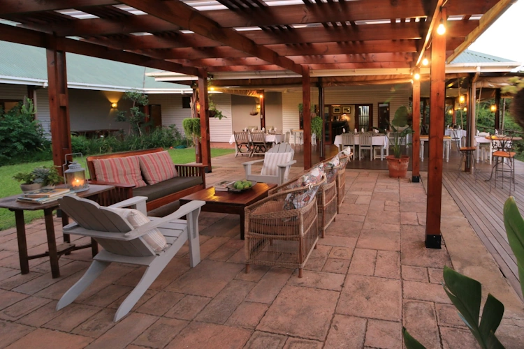Hluhluwe River Lodge buiten zitten.webp