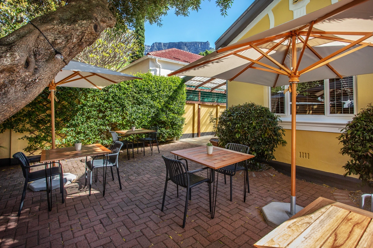 Toms Guest House patio buiten.webp