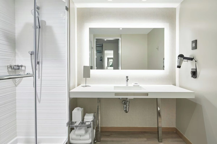 AC Hotel by Marriott Fort Lauderdale Beach badkamer.webp