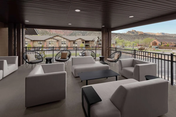 Hampton Inn and Suites Springdale Zion National Park buitenterras.webp