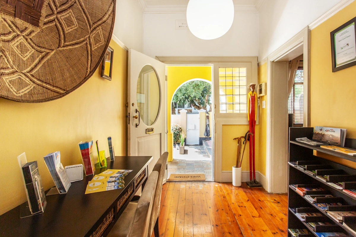 Toms Guest House hal binnenkomst 001.webp
