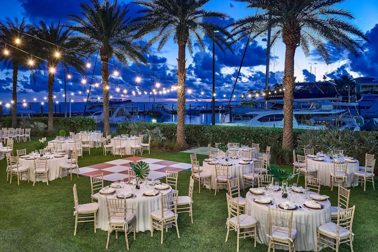 Faro Blanco Resort and Yacht Club buiten eten.webp