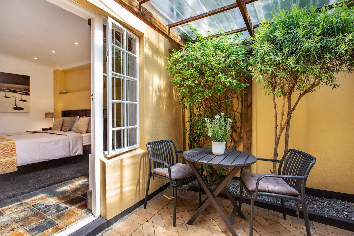 Toms Guest House terras buiten 006.webp