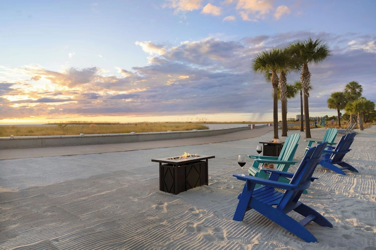 Bilmar Beach Resort buiten zitten.webp