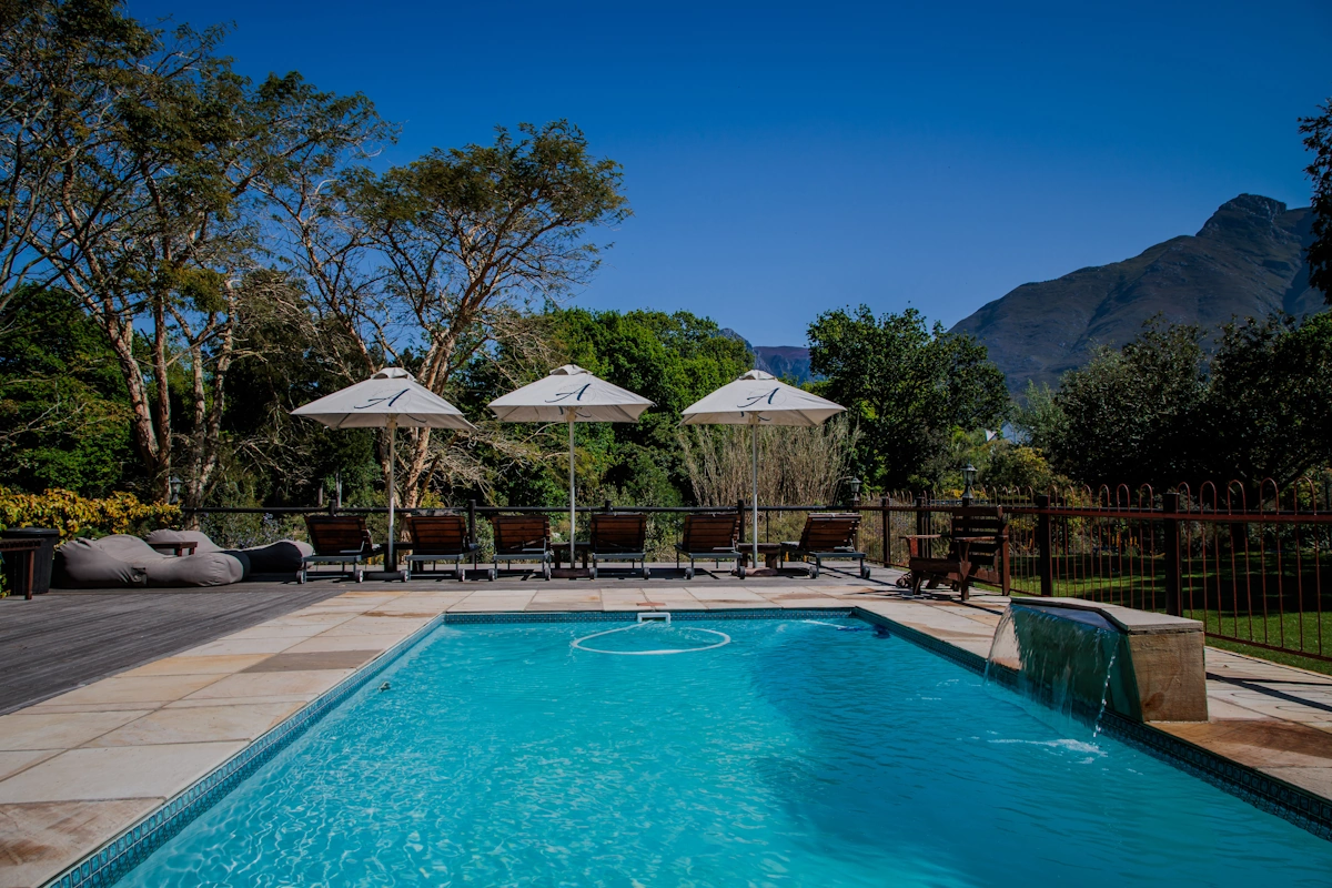 Aan de Oever Guest House zwembad 002.webp