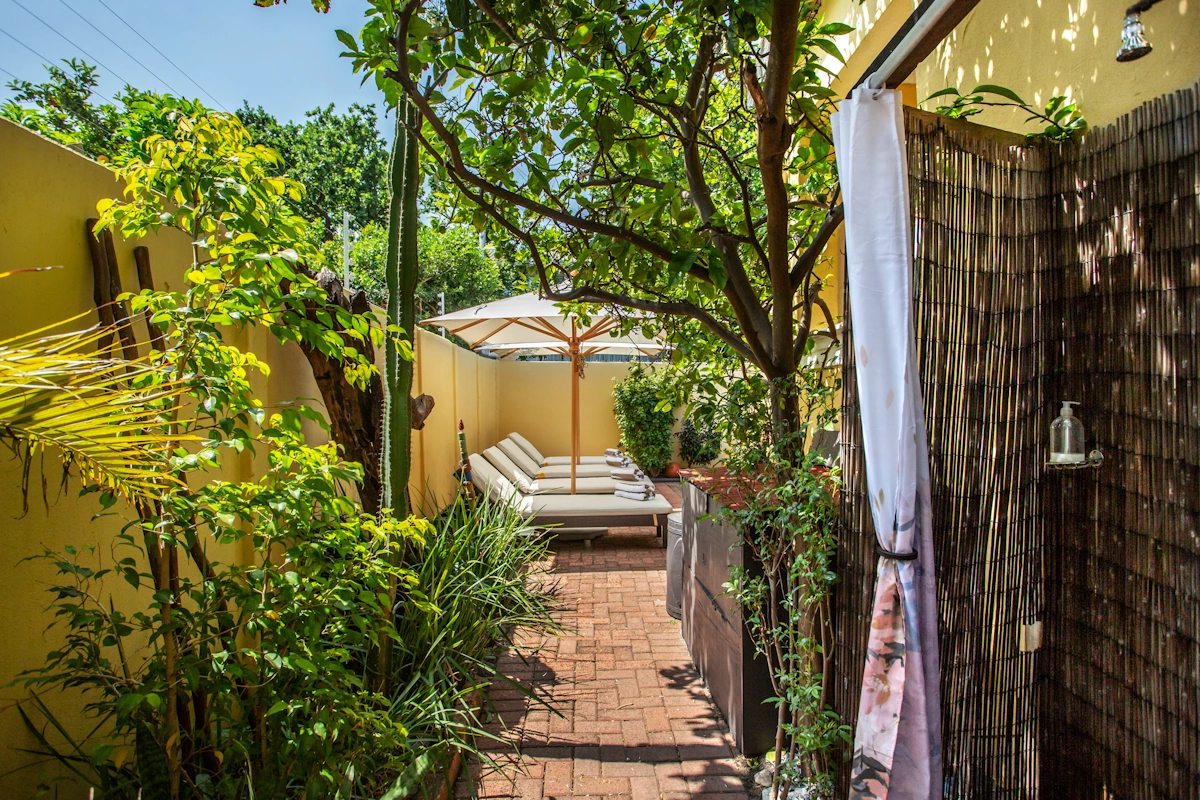 Toms Guest House terras buiten 003.webp