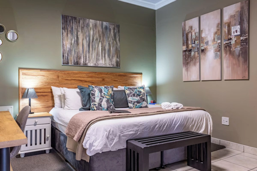 Sunrock Guesthouse kamer kingbed.webp