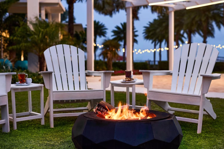Faro Blanco Resort and Yacht Club kampvuur.webp