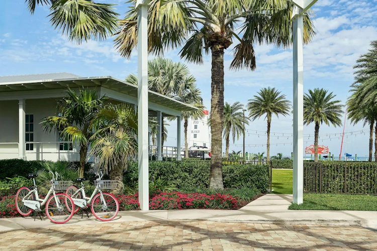 Faro Blanco Resort and Yacht Club voorkant.webp