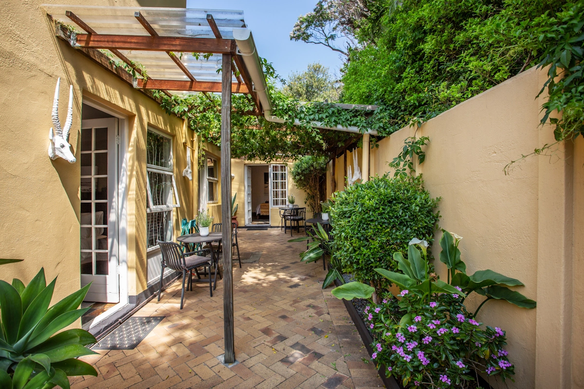 Toms Guest House terras buiten 007.webp