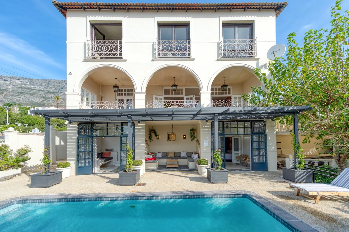 De Tafelberg Guesthouse zwembad tuin 001.webp