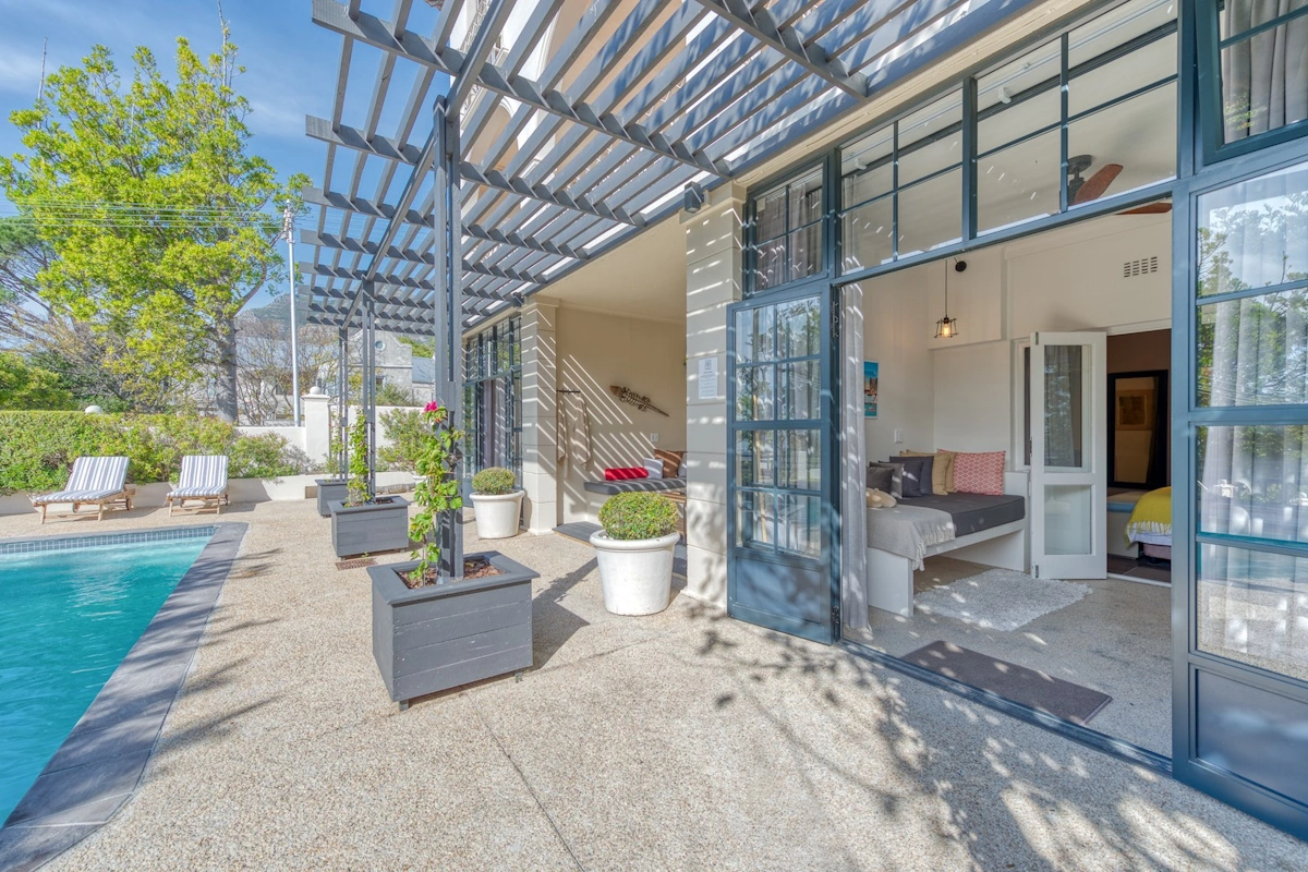 De Tafelberg Guesthouse terras buiten 001.webp