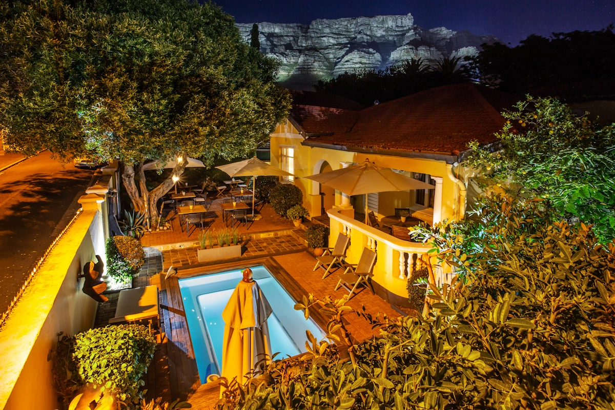 Toms Guest House zwembad uitzicht.webp