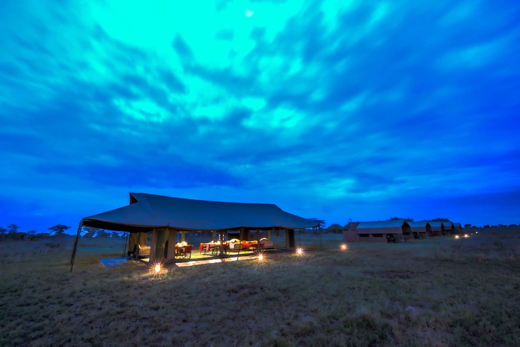 Kananga Special Tented Camp restaurant buitenkant.webp