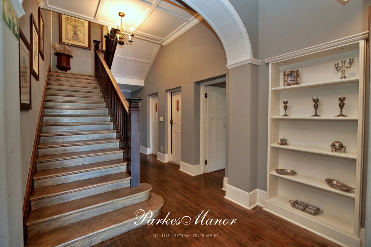 Parkes Manor hal 001.webp