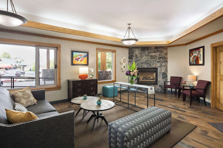 Days Inn Suites by Wyndham Bozeman lounge.webp