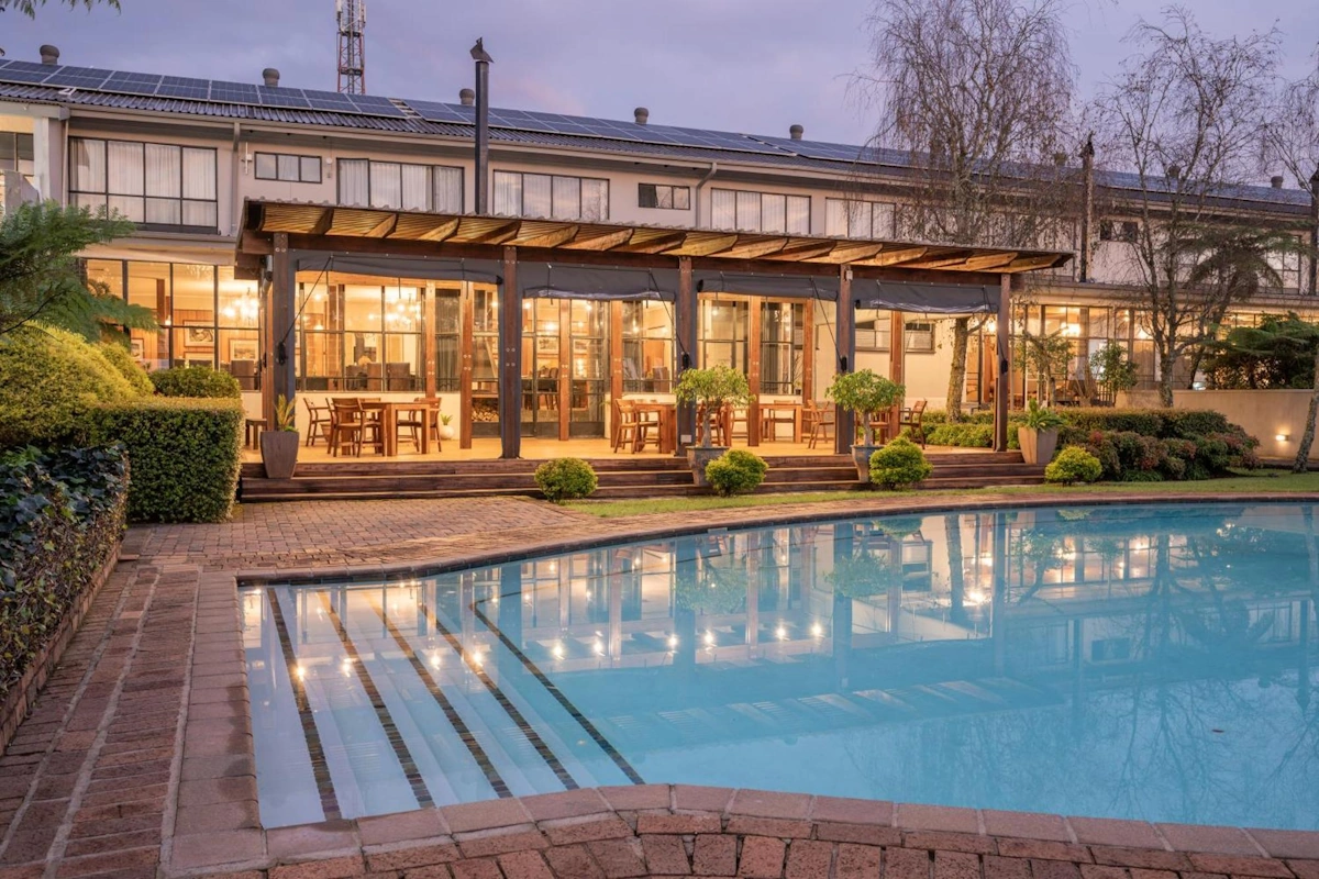 Graskop Hotel tuin met zwembad 001.webp