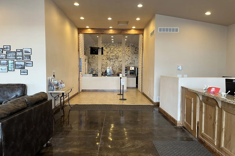 Dinosaur Inn Suites receptie.webp