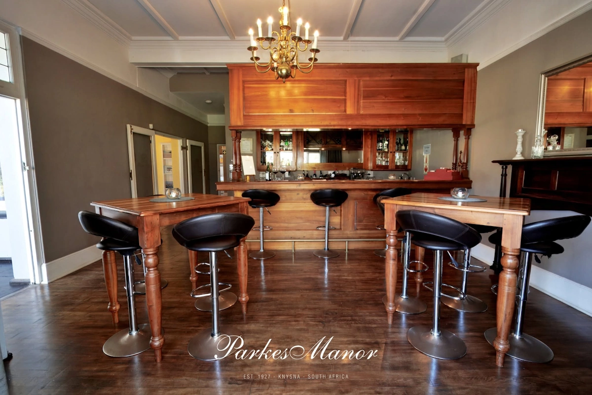 Parkes Manor bar 001.webp