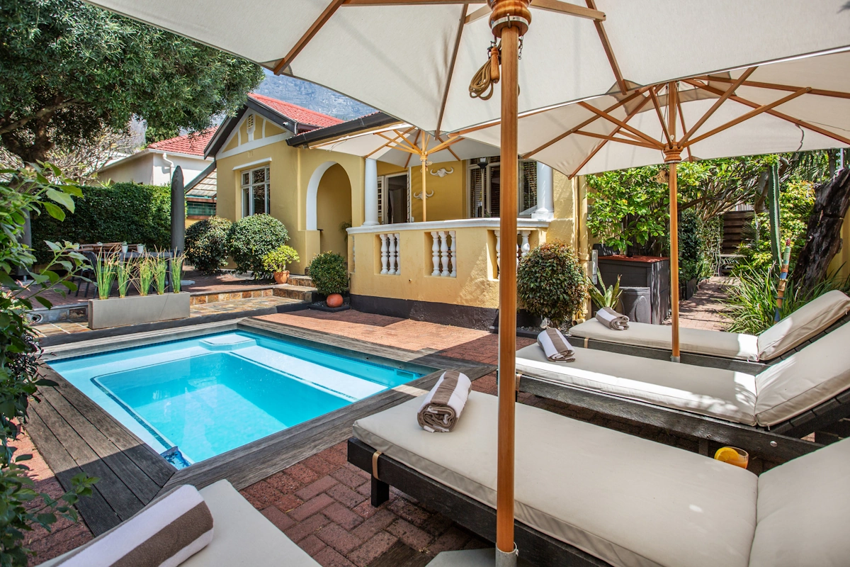 Toms Guest House terras buiten 004.webp