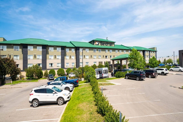Sandman Hotel Calgary Airport voorkant.webp