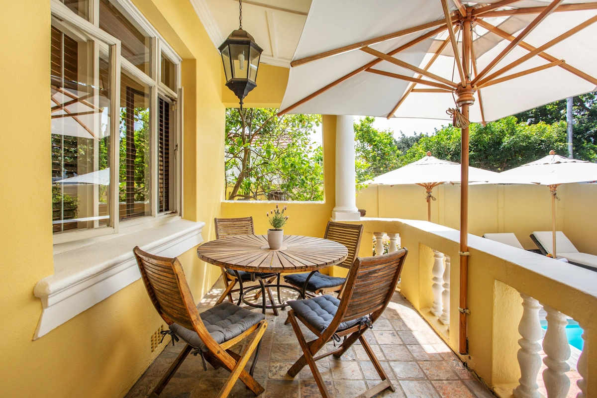 Toms Guest House terras buiten 005.webp