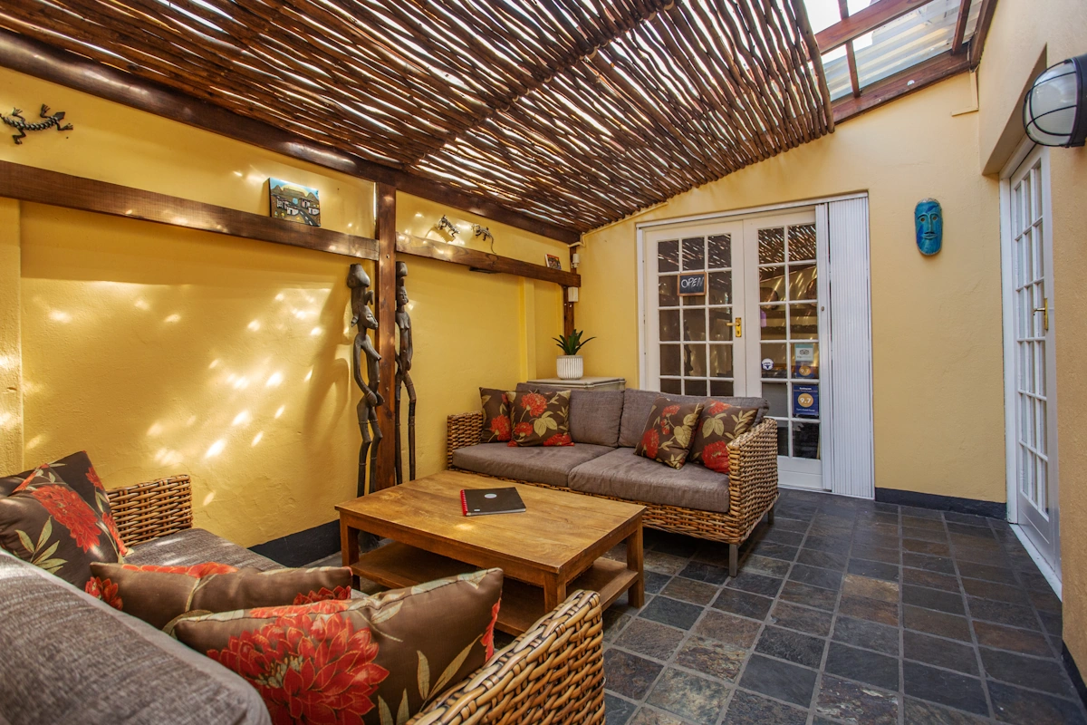 Toms Guest House buiten zitten 002.webp
