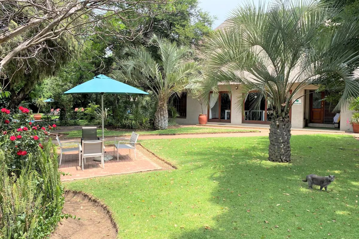 Safari Club SA tuin.webp