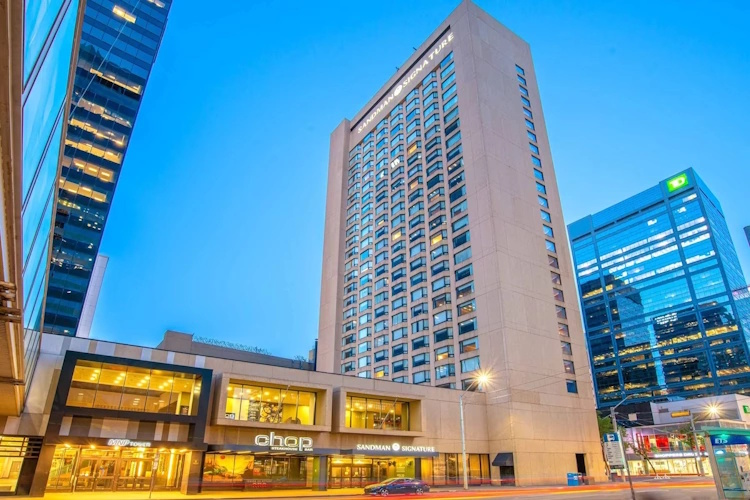 Sandman Signature Edmonton Downtown Hotel buitenkant 001.jpg