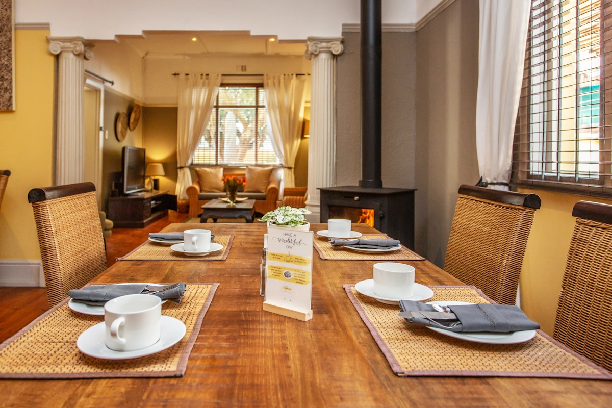Toms Guest House eettafel 001.webp