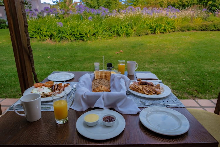 Klein Welmoed Luxury Guest House buiten ontbijten.webp