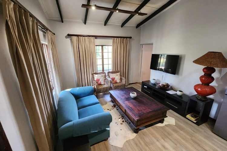 Emdoneni Lodge chalet van binnen woonkamer.webp