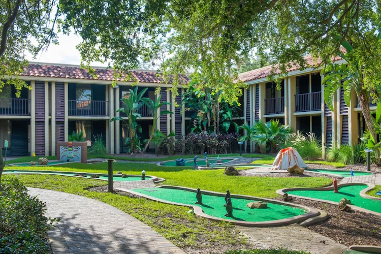 DoubleTree by Hilton Orlando at Sea World minigolf.webp